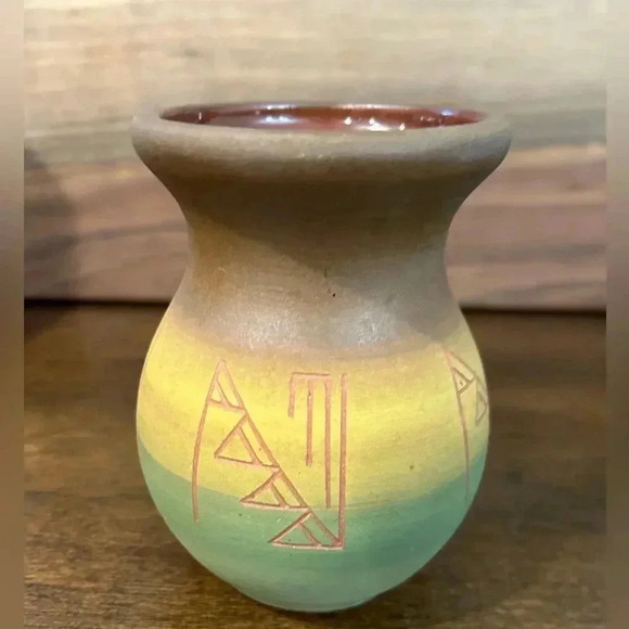 Vintage Sioux Indians Signed Pottery Vase Flat Bottom Sioux Indian Label EUC - Picture 2 of 8